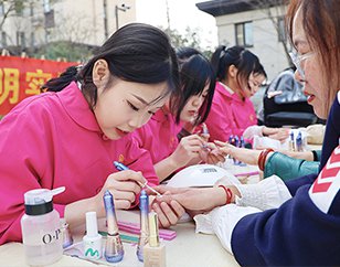 郑州商专组织开展“学雷锋·进社区”志愿服务